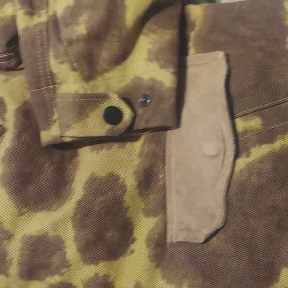 Work wear feel with dope street wear inspo. Heavy cotton giraffe print shacket - Picture 3 of 3